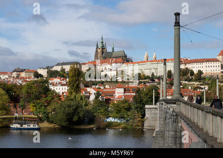 Praga, Repubblica Ceca - Ottobre 6, 2017: il castello di Praga si vede dal Mánes ponte in autunno Foto Stock