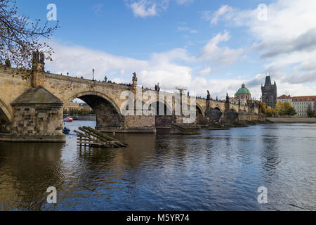 Praga, Repubblica Ceca - Ottobre 6, 2017: Charles Bridge, Sito Patrimonio Mondiale dell'UNESCO, il ponte pedonale sul fiume Vltava con al termine il BRI Foto Stock