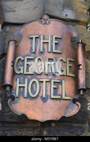 George Hotel segno, Crewkerne, Somerset, Regno Unito al fine di inverno Foto Stock