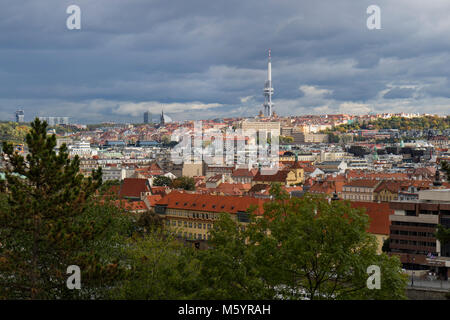 Praga, Repubblica Ceca - 8 Ottobre 2017: Zizkov torre televisiva sopra l'orizzonte della città in autunno Foto Stock