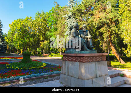 Marx e Engels statua, Dubovy park, a Bishkek, Kirghizistan, Asia centrale Foto Stock