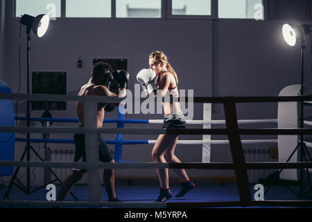 Donna che esercitano con trainer alla boxe e difesa di auto lezione. Spazio di copia Foto Stock