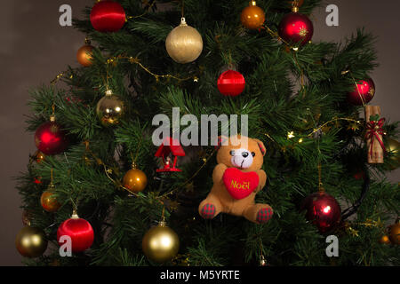 Vista ravvicinata di un albero di Natale con ornamenti Foto Stock