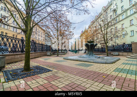 Autunno Street city foderato con edifici ristrutturati. Foto Stock