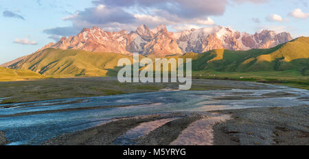 Fiume proveniente da Köl-Suu mountain range al tramonto, Kurumduk valley, provincia di Naryn, Kirghizistan, Asia centrale Foto Stock