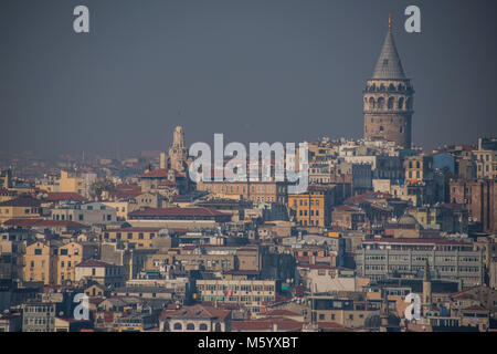 La vista dalla Topkapı Sarayı verso la Torre di Galata - Palazzo dei Sultani dal XV al XIX secolo, ospitato migliaia di funzionari imperiali. Centro del quartiere storico, affacciato sulla città attraverso il Mare di Marmara, Golden Horn e il Bosforo. Magnifico tesoro di gioielli (86-carat Spoonmaker diamante), riccamente piastrellate camere harem e chioschi. Foto Stock