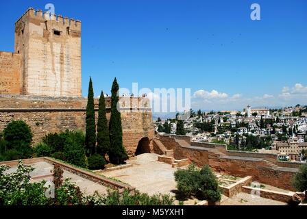 Corte di cisterna con la Torre del Homenaje castle tower (torre di omaggio) con vedute del quartiere Albaicin, Palazzo della Alhambra di Granada, Gr Foto Stock