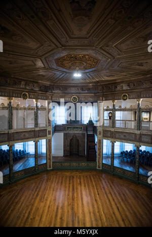 Galata Dervish House - la camera dove le tradizionali dervisci rotanti eseguire nella più antica lodge in Istanbul, stabilito 1491. Mevlevi ordine dei sufi-seguaci di Jalal ad-Din Rumi fondata nel 1273-impiegare vorticoso (SEMA) come una forma di preghiera. Edificio ospita il Museo di Divan poesia, 15th- al XVIII secolo ritualized poesia ottomana. Foto Stock