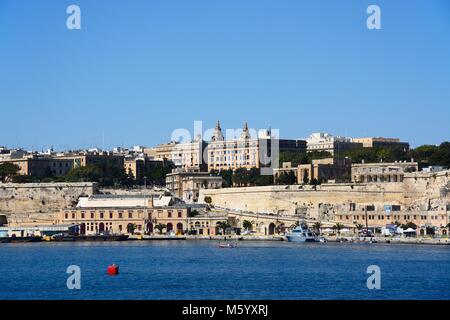 Vista sul Grand Harbour verso La Valletta visto dalla Vittoriosa, La Valletta, Malta, l'Europa. Foto Stock