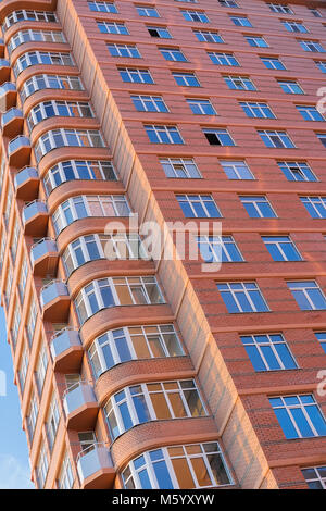 Bella facciata di un nuovo multi-piani Edificio residenziale realizzato in mattoni rossi. Foto Stock