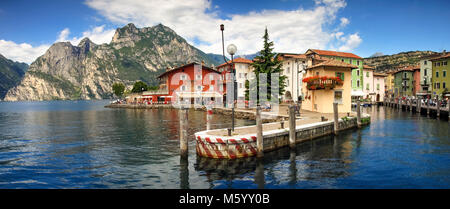 Il pittoresco villaggio italiano città sul lungo lago di Garda. Foto Stock