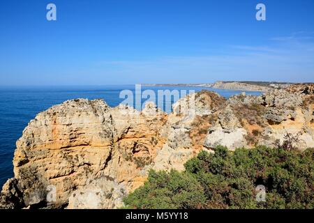 Vista in elevazione delle coste frastagliate e scogliere, Ponta da Piedade, Algarve, Portogallo, dell'Europa. Foto Stock