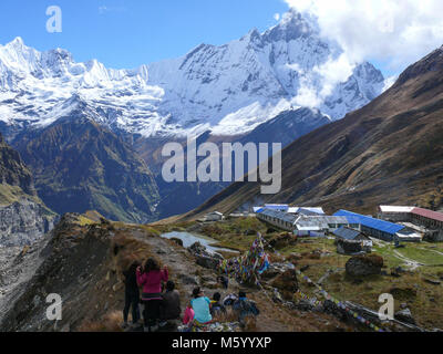 Annapurna Base Camp, Nepal, settembre 29, 2013: Lodges e turistico in ABC, bella giornata di sole in Himalaya, vista monte Machapuchare, coda di pesce moun Foto Stock