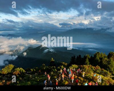 Ghorepani Poon Hill, Nepal, settembre 27, 2013: uno dei più visitati himalayana punti di vista in Nepal per turisti in cerca di Snow capped Himalaya Foto Stock