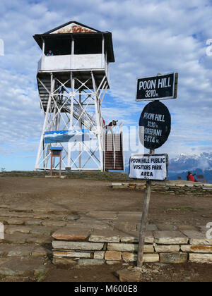 Ghorepani Poon Hill, Nepal, settembre 27, 2013: torre di vedetta su uno dei più visitati himalayana punti di vista in Nepal, in vista di Snow capped Hima Foto Stock