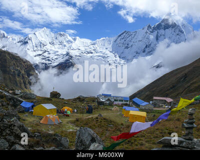 Tende in Annapurna base camp, vista incredibile per il montaggio di Machapuchare, coda di pesce mountain Foto Stock