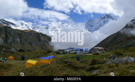 Panorama da Annapurna base camp, vista incredibile per il montaggio di Machapuchare, coda di pesce mountain Foto Stock