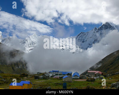 Vista incredibile per il montaggio di Machapuchare, coda di pesce la montagna da Annapurna Base Camp, Nepal Foto Stock