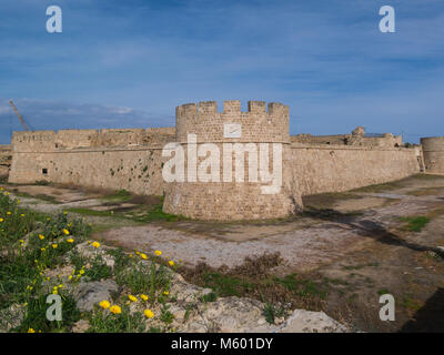 Othello's torre la cittadella costruito originariamente come moated il castello per proteggere Famagusta's Harbour veneziani cittadella incorporati nelle mura della città Bagno Turco Foto Stock