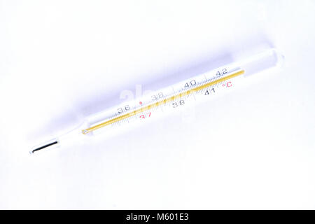 Termometro analogico a mercurio con temperatura di 37,7 °C, febbre,  influenza, virus della corona, covid19, su sfondo verde Foto stock - Alamy