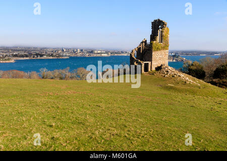 In inverno il sole illumina una vista dalla follia a Mountt Edgcumbe, Cornwall, tra Plymouth Sound per il lungomare di Plymouth Foto Stock