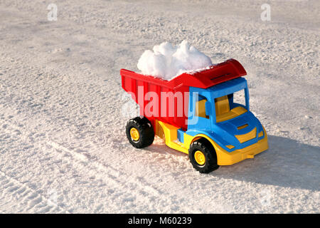 Carrello giocattolo rimuove la neve sulla strada in inverno Foto Stock