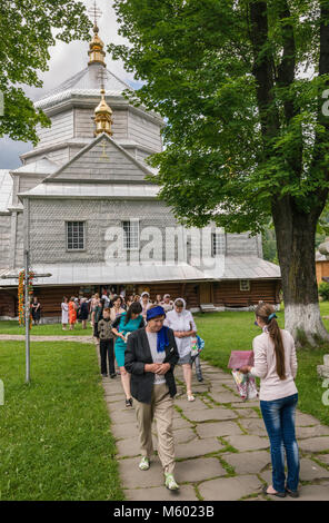 Churchgoers lasciando dopo la messa celebrata la Santa Trinità Chiesa Greco-cattolica, nel villaggio di Mykulychyn, vicino alla città di Yaremche, montagne dei Carpazi, Ucraina Foto Stock