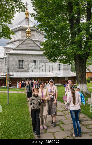 Churchgoers lasciando dopo la messa celebrata la Santa Trinità Chiesa Greco-cattolica, nel villaggio di Mykulychyn, vicino alla città di Yaremche, montagne dei Carpazi, Ucraina Foto Stock