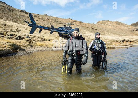 Heli-immersioni in un lago di montagna, Islanda Foto Stock