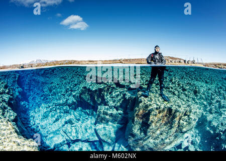 Scuba diving in Silfra fessura, Thingvellir National Park, Islanda Foto Stock