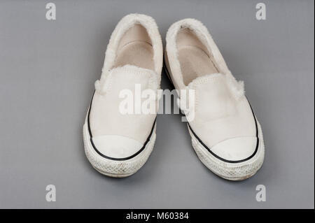 Primo piano le donne bianche canvas sneakers senza lacci Foto Stock