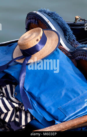 Gondoliere diportista più paglia hat, Venezia, Veneto, Italia Foto Stock