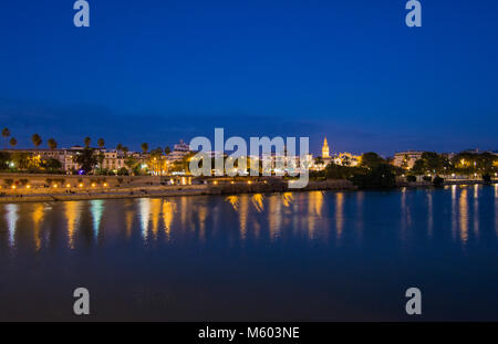 Cattedrale e la torre Giralda e il fiume Guadalquivir in Sevilla, Spagna. Ora Blu vista dal quartiere Triana. Foto Stock