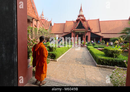 Cambogia monaco nel giardino del museo nazionale della Cambogia, Phnom Penh Cambogia Asia Foto Stock
