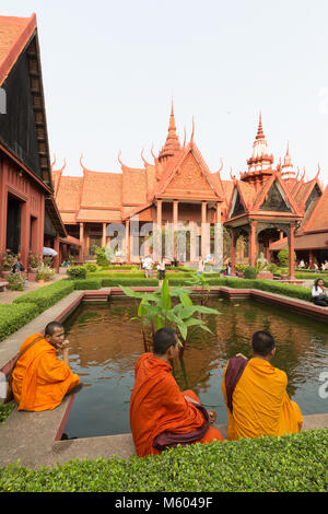 Cambogia monaci nel giardino del museo nazionale della Cambogia, Phnom Penh Cambogia Asia Foto Stock