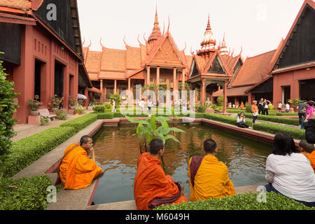 I monaci buddisti nel giardino, il Museo Nazionale della Cambogia, Phnom Penh Cambogia Asia Foto Stock