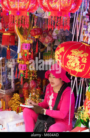 Lanterna cinese di stallo e venditore, vendita colorate lanterne cinesi, Phnom Penh, Cambogia, Asia Foto Stock