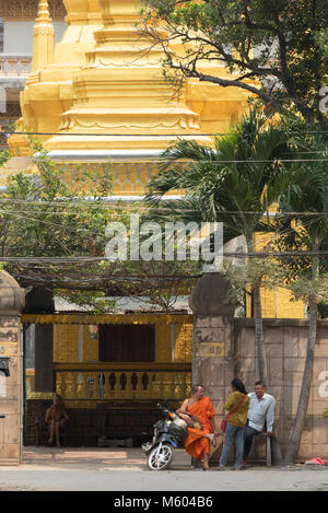 Phnom Penh Cambogia - Scene di strada con il monaco buddista e tempio di Phnom Penh Cambogia Asia Foto Stock