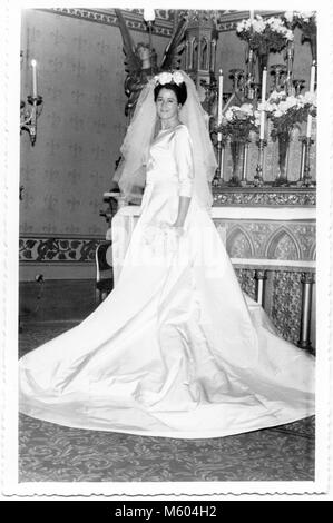 Anni sessanta anni settanta matrimonio sposa caucasica guardando la fotocamera. In bianco e nero girato. Italia Foto Stock