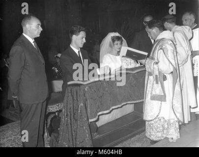 Anni sessanta anni settanta caucasici di nozze giovane durante la cerimonia della chiesa. In bianco e nero girato. Italia Foto Stock