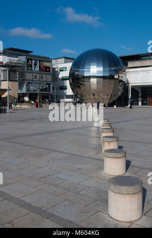 BRISTOL: Millennium Square e il Planetario con mirroring Foto Stock