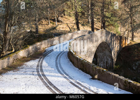 Il ponte Poldullie, oltre il Fiume Don in Strathdon, in inverno Foto Stock