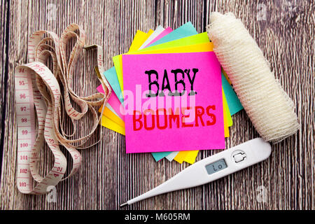 Scrittura testo Annuncio Baby Boomer. Business fitness salute concetto per la generazione di dati demografici scritto su legno sullo sfondo di legno con bendaggio Foto Stock