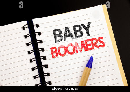 Annuncio della scrittura testo che mostra i baby boomer. Il concetto di business per la generazione di dati demografici scritto su blocco note con spazio sul legno vecchio backg in legno Foto Stock