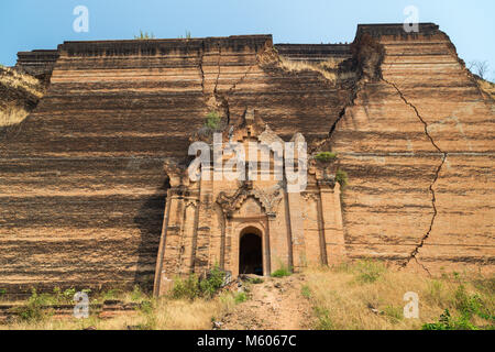 Sul lato meridionale delle rovine del incompleto Mingun Pahtodawgyi Stupa Monumento in Mingun vicino a Mandalay in Myanmar in una giornata di sole. Foto Stock