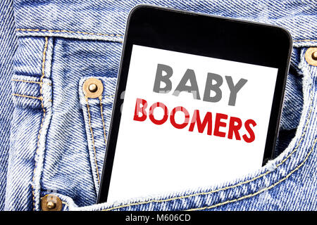 La scrittura di un testo che mostra i baby boomer. Il concetto di business per la generazione di dati demografici scritto telefono cellulare smartphone in tasca degli uomini. Foto Stock