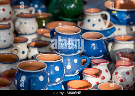 Bella gente ungherese arte pot in un piccolo villaggio di Badacsony Foto Stock