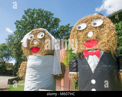 Lo Spaventapasseri matura in una fattoria nel nord della Germania annunciando un matrimonio. Foto Stock