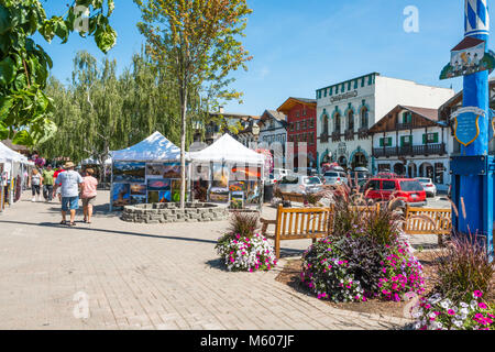 Estate Scena di strada con i turisti e di Arte in Fiera a tema bavarese villaggio turistico di Leavenworth, nello Stato di Washington, in Cascade Mountains Foto Stock