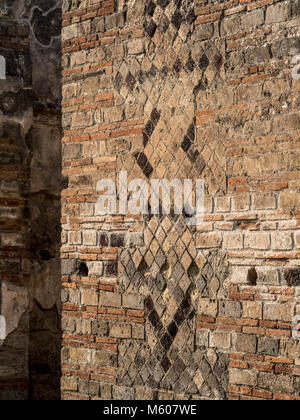 Intricato muretto scavato dalle rovine di Pompei, Italia. Foto Stock